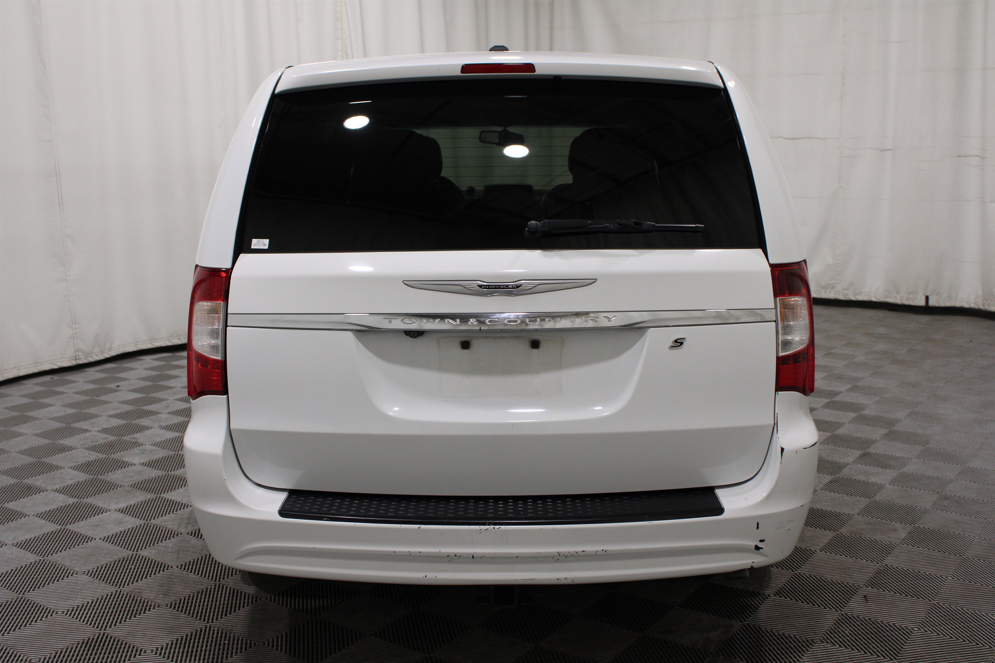 Used 2014 Chrysler Town & Country S FWD image 29