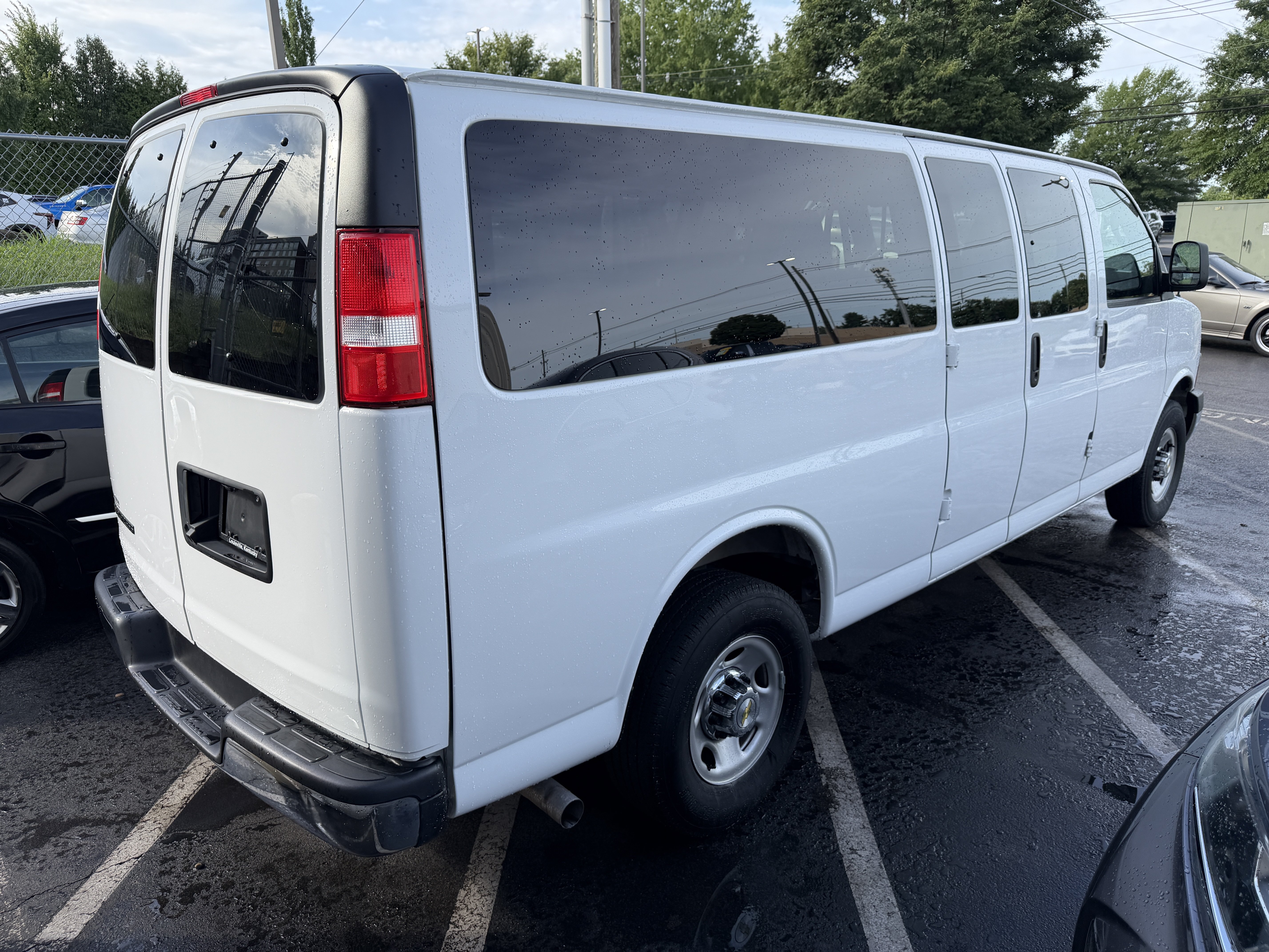 Used 2025 Chevrolet Express 3500 LT w/ LT Preferred Equipment Group RWD image 7