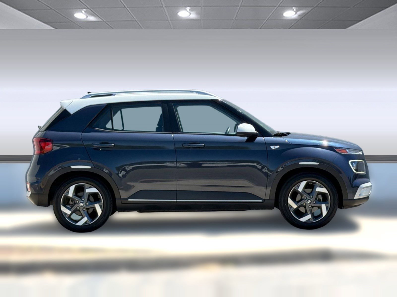 Used 2022 Hyundai Venue Limited FWD image 8