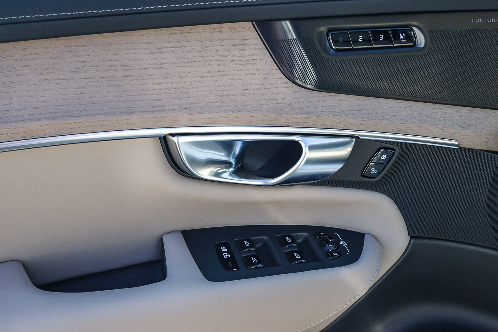 New 2026 Volvo XC90 B6 Ultra w/ Protection Package image 34