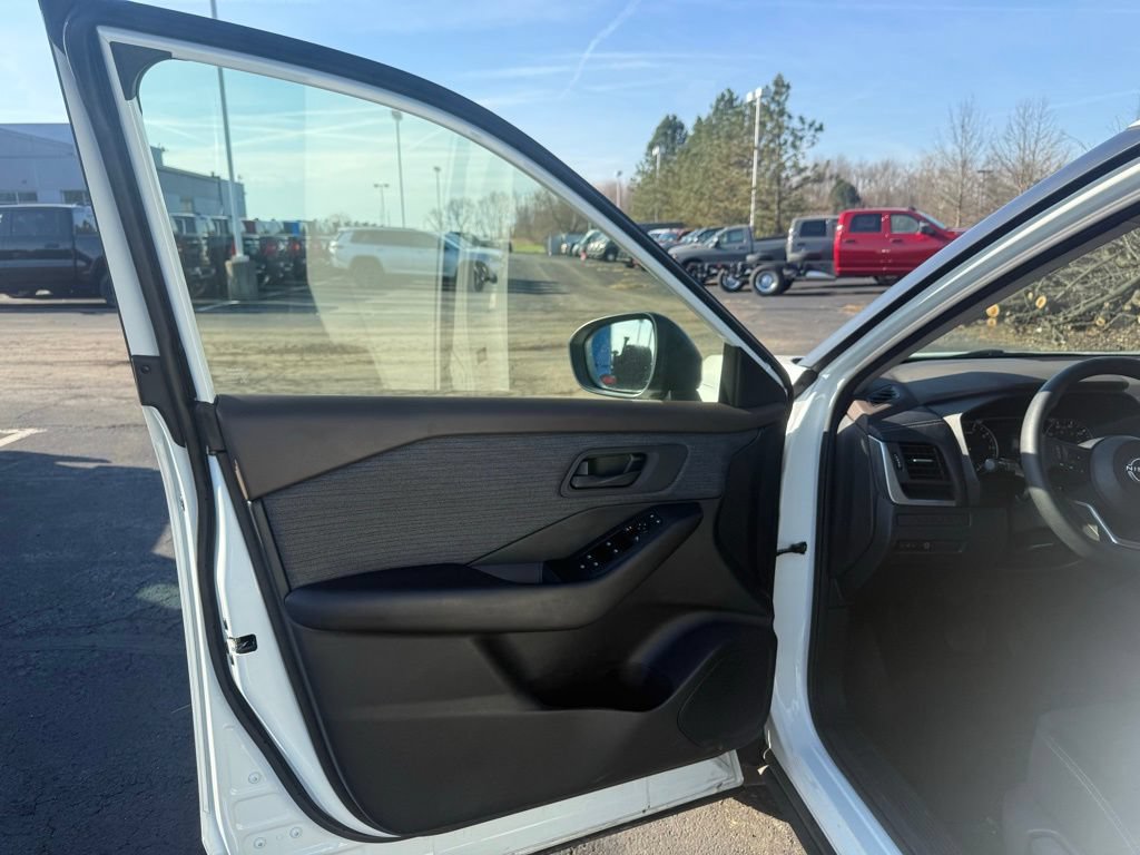 Used 2023 Nissan Rogue S AWD/4WD image 14
