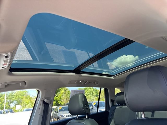 Used 2023 Volkswagen Tiguan SE w/ Panoramic Sunroof Package FWD image 16
