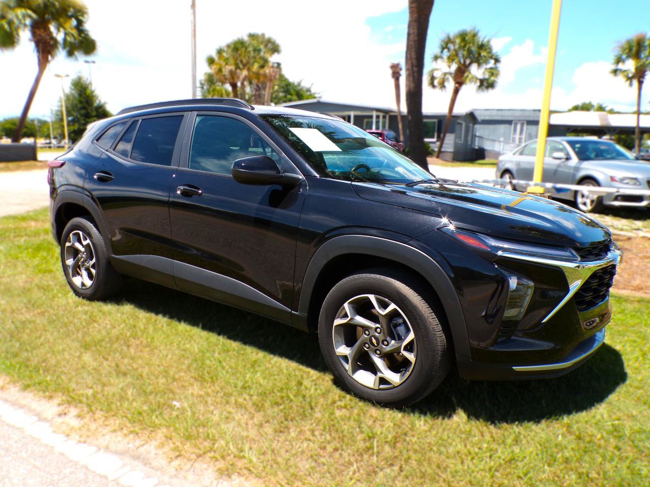 Used 2025 Chevrolet Trax LT w/ LT Convenience Package FWD image 2