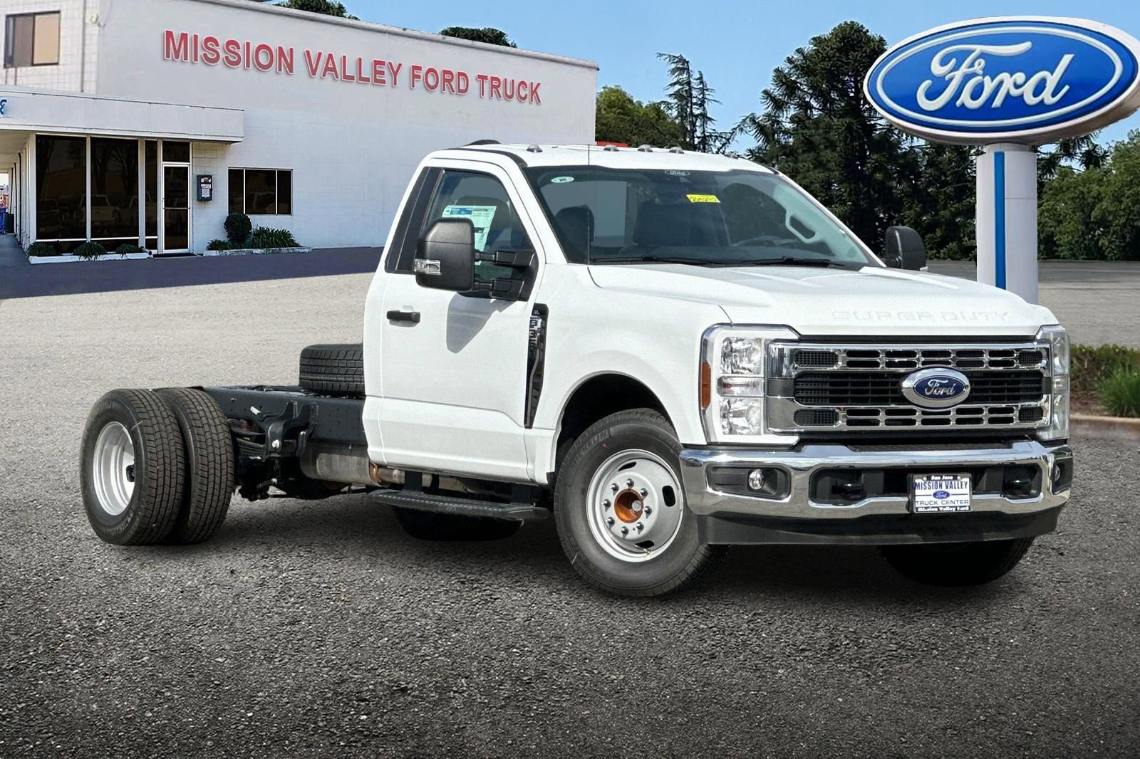 New 2026 Ford F350 XL w/ XL Chrome Package RWD video 2