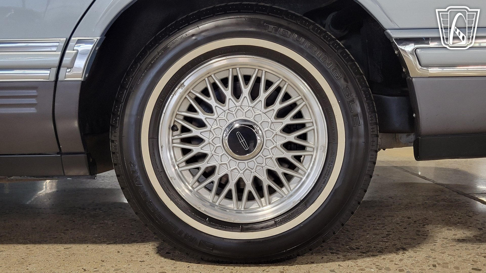 Used 1993 Lincoln Town Car Signature RWD image 6