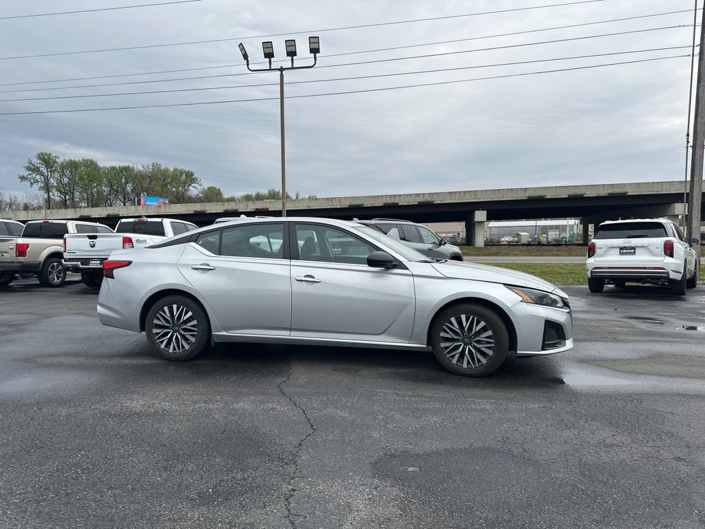 Used 2024 Nissan Altima 2.5 SV FWD image 3