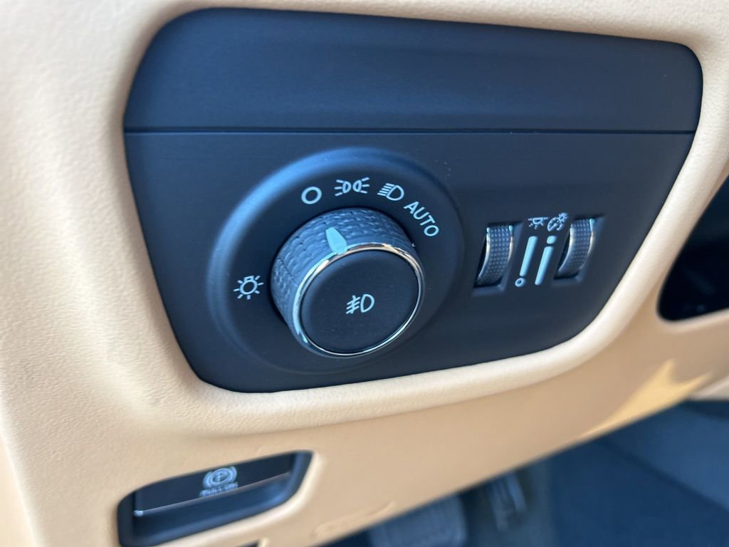 New 2025 Jeep Grand Cherokee Summit w/ Adv Protech Group IV image 38