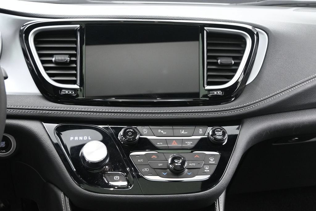 Used 2025 Chrysler Pacifica Limited FWD image 30