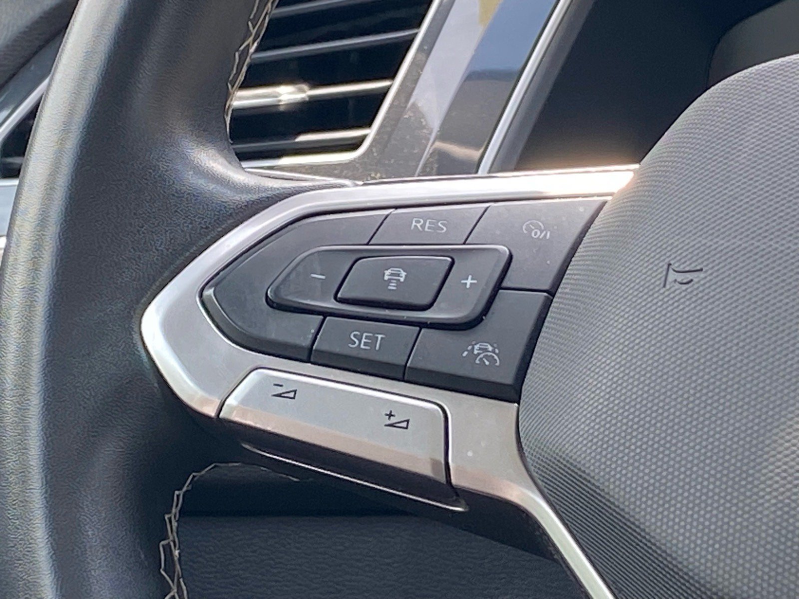 Certified 2023 Volkswagen Tiguan SE w/ Panoramic Sunroof Package AWD/4WD image 4