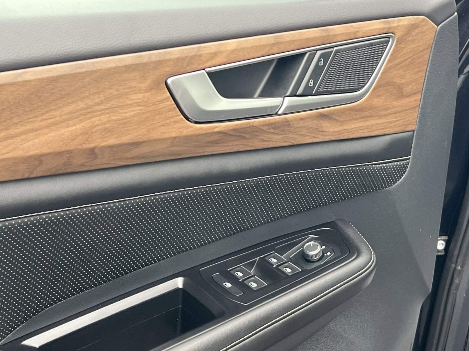 Used 2025 Volkswagen Atlas SE image 14