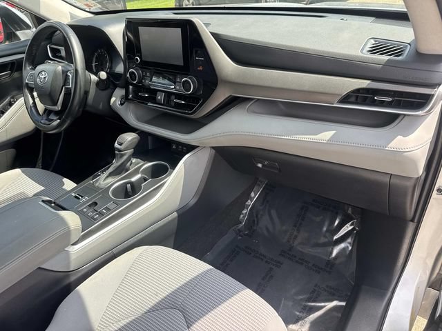 Used 2023 Toyota Highlander LE FWD image 17