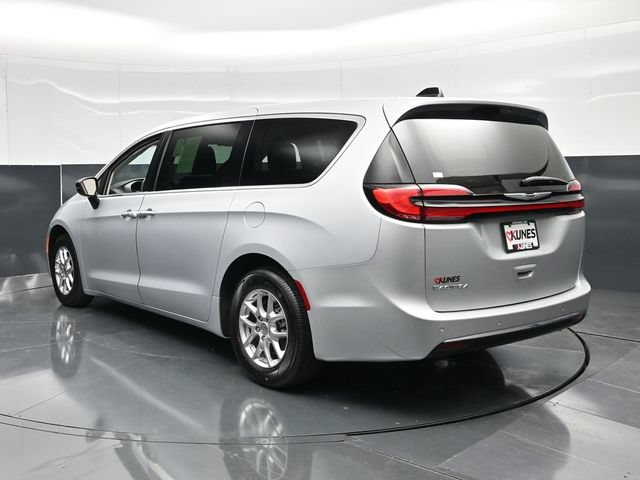 Certified 2024 Chrysler Pacifica Touring-L FWD image 11