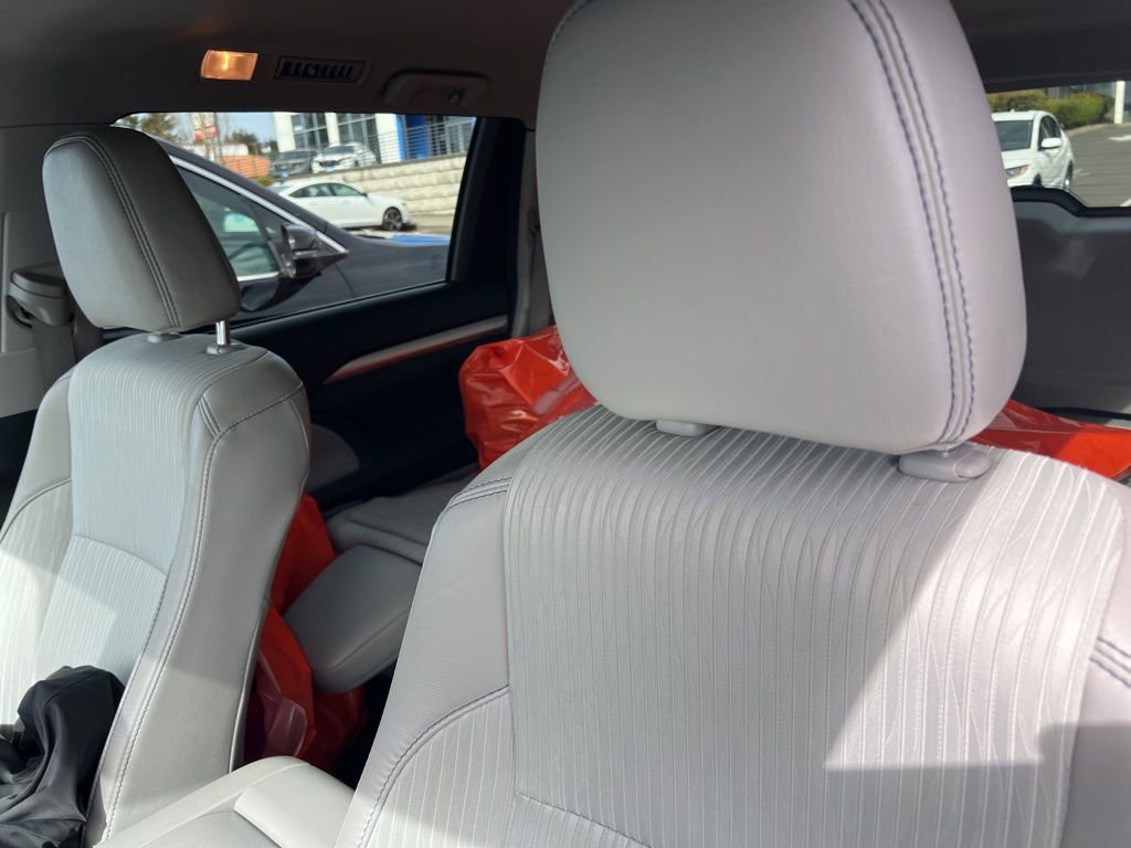 Used 2017 Toyota Highlander Plus AWD/4WD image 9