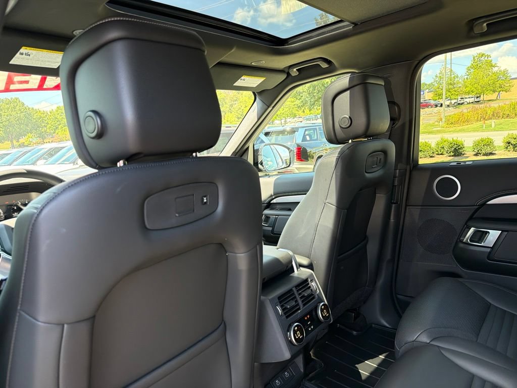 Used 2025 Land Rover Discovery Dynamic SE AWD/4WD image 32