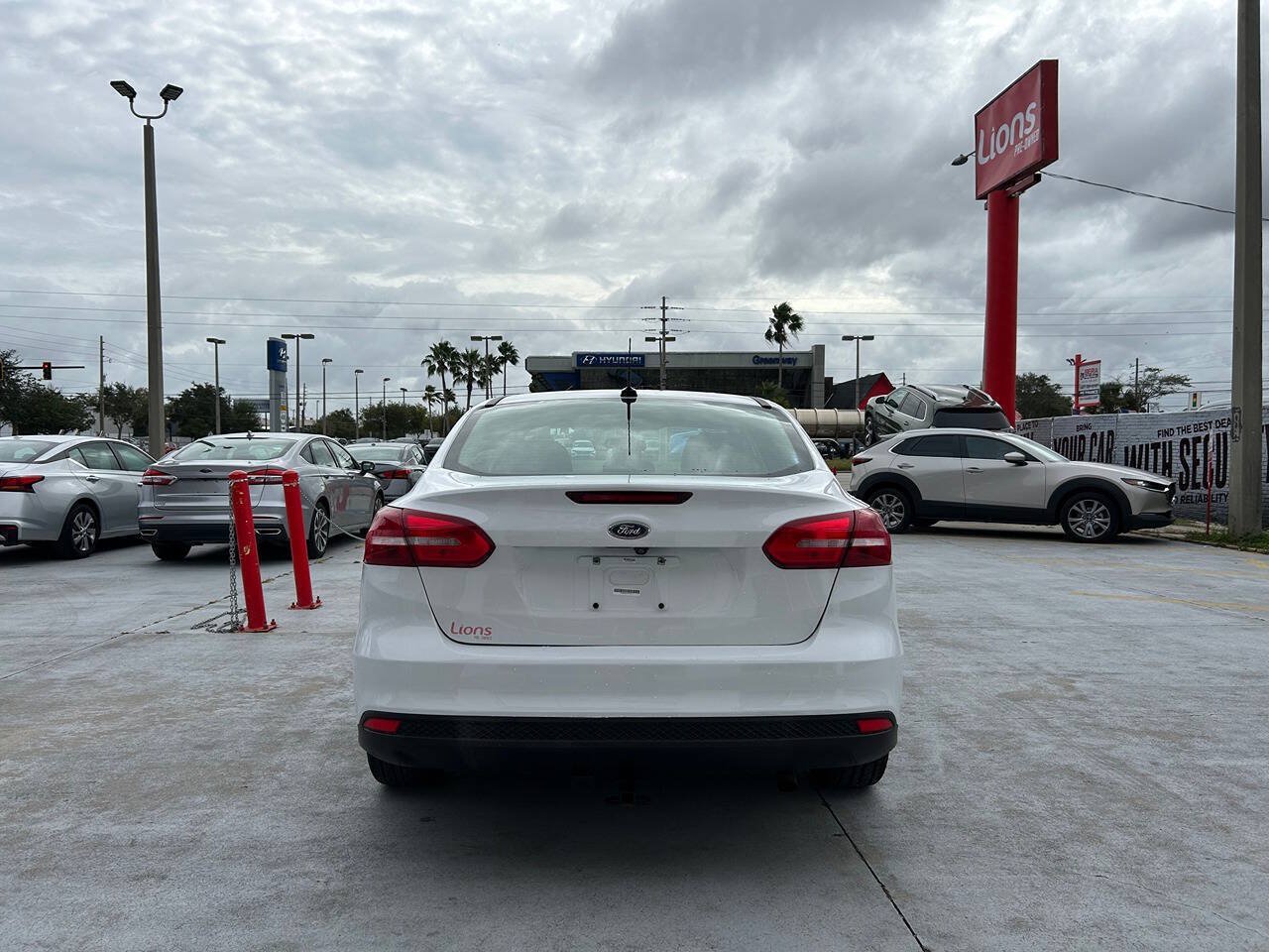 Used 2018 Ford Focus SE w/ SE Appearance Package FWD image 6