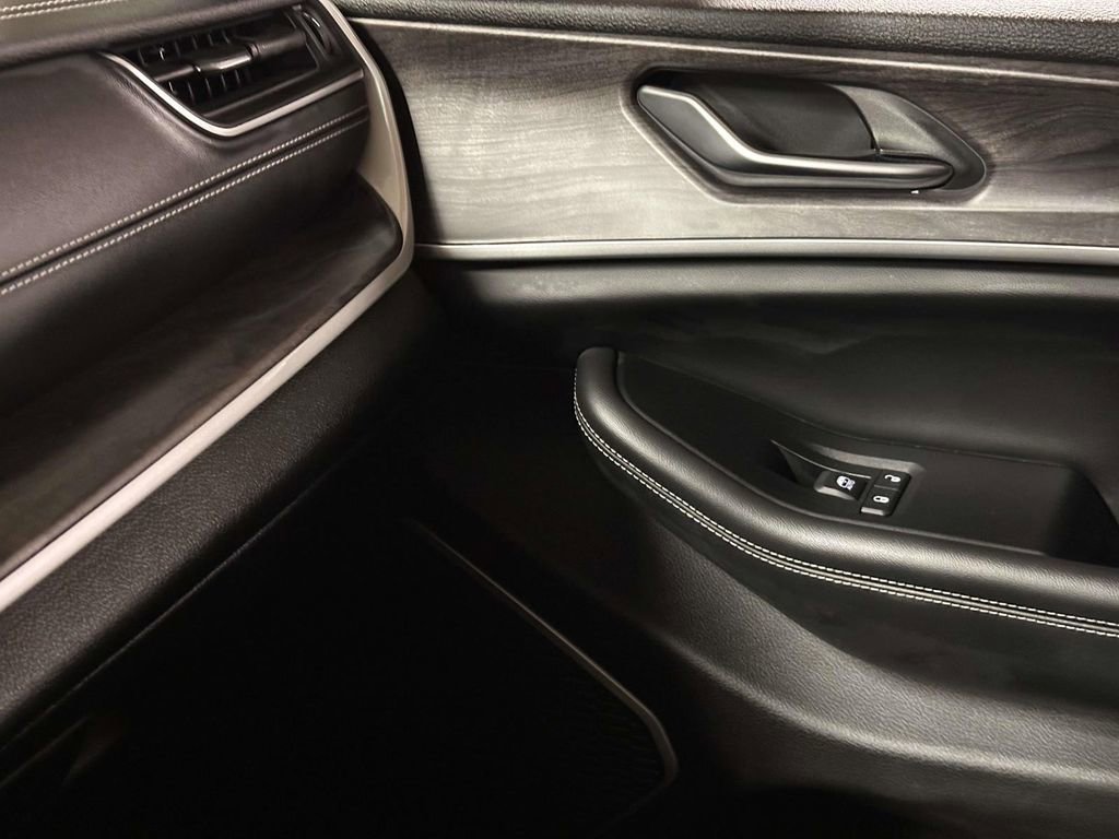 Used 2023 Jeep Grand Cherokee Limited w/ Black Appearance Package image 29
