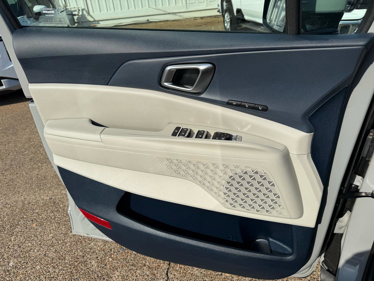 Used 2025 Kia Carnival EX image 16