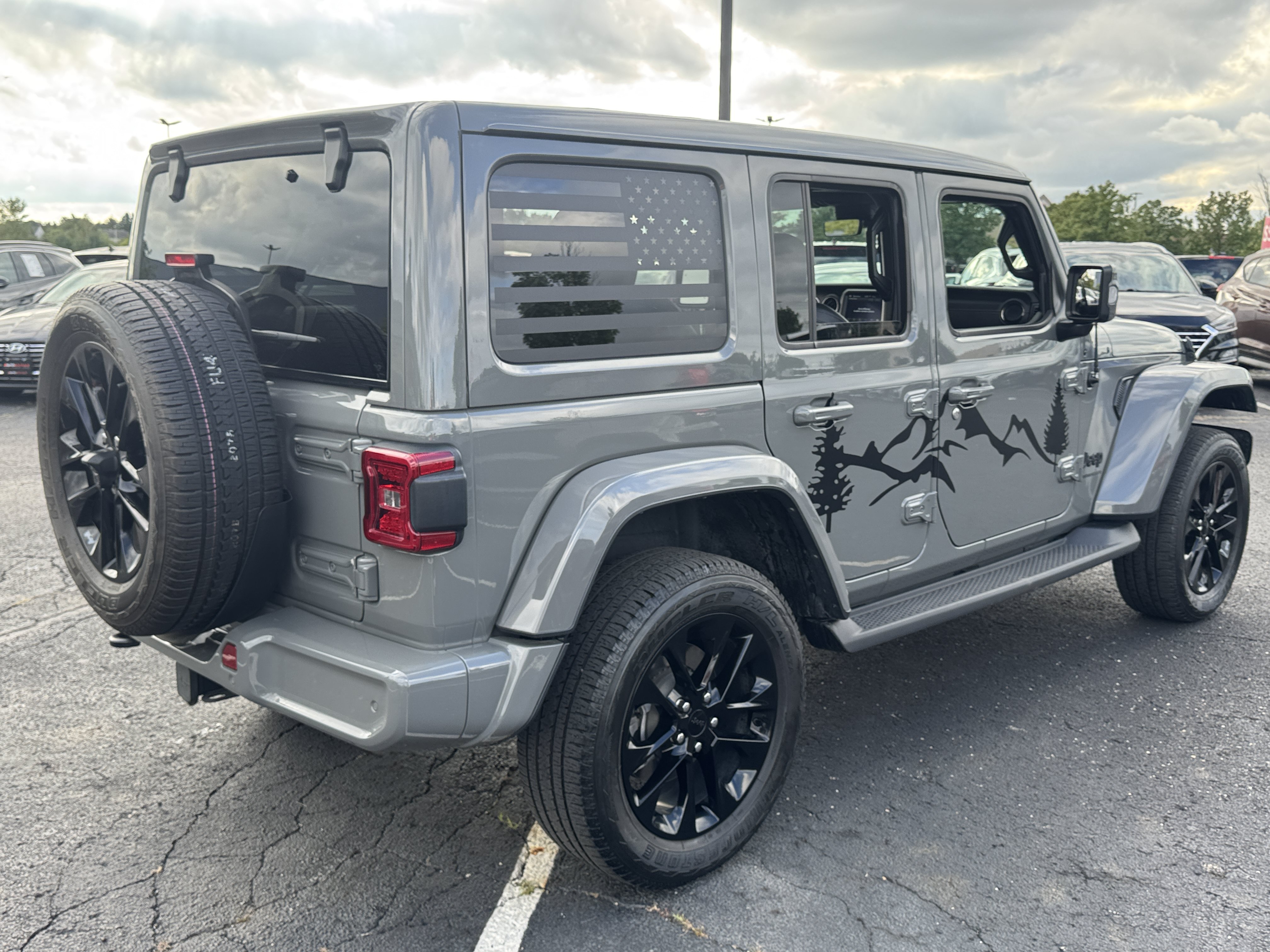 Used 2023 Jeep Wrangler Unlimited Sahara AWD/4WD image 12