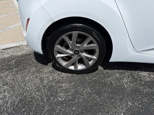 Used 2017 Hyundai Veloster FWD image 10