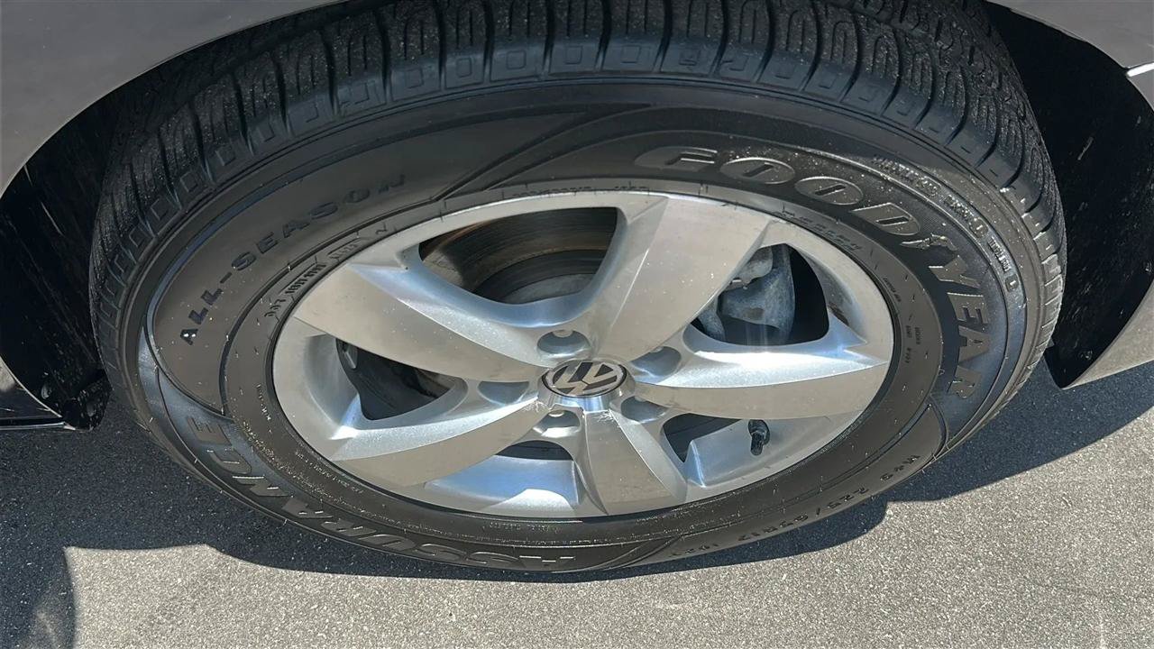 Used 2010 Volkswagen Routan SE FWD image 18