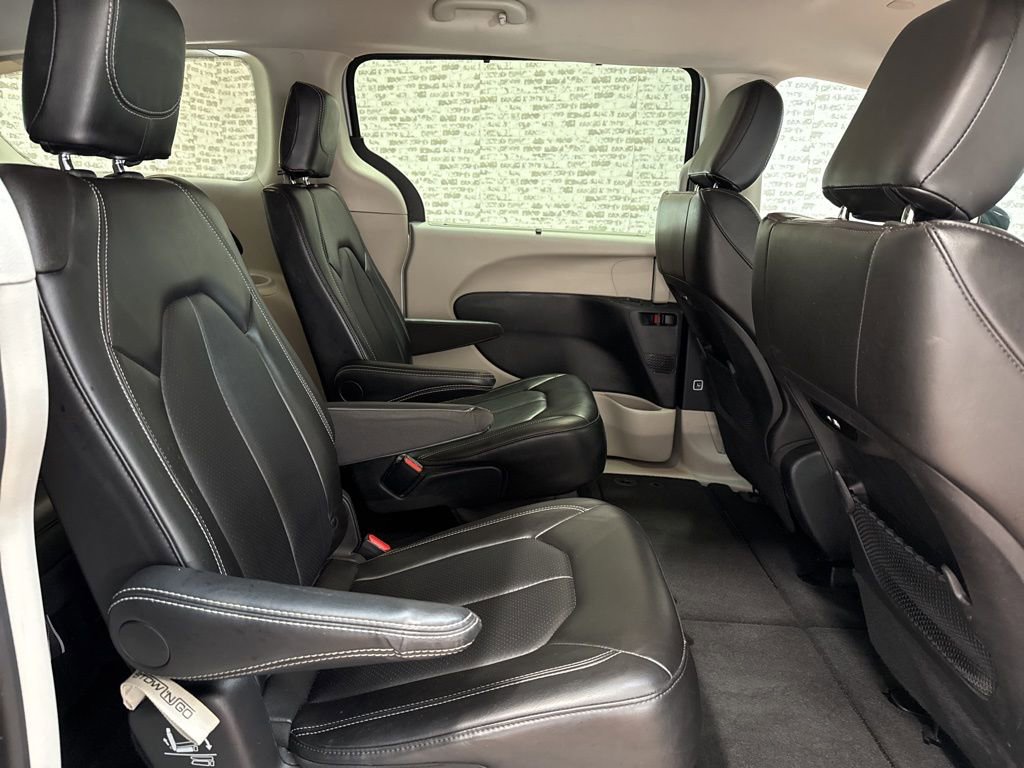 Used 2024 Chrysler Pacifica Touring-L image 11