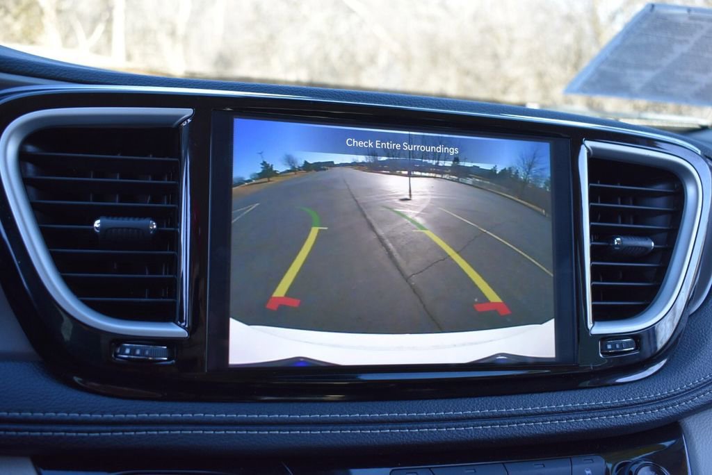 Used 2024 Chrysler Pacifica Touring-L w/ Uconnect Theater Family Group image 20