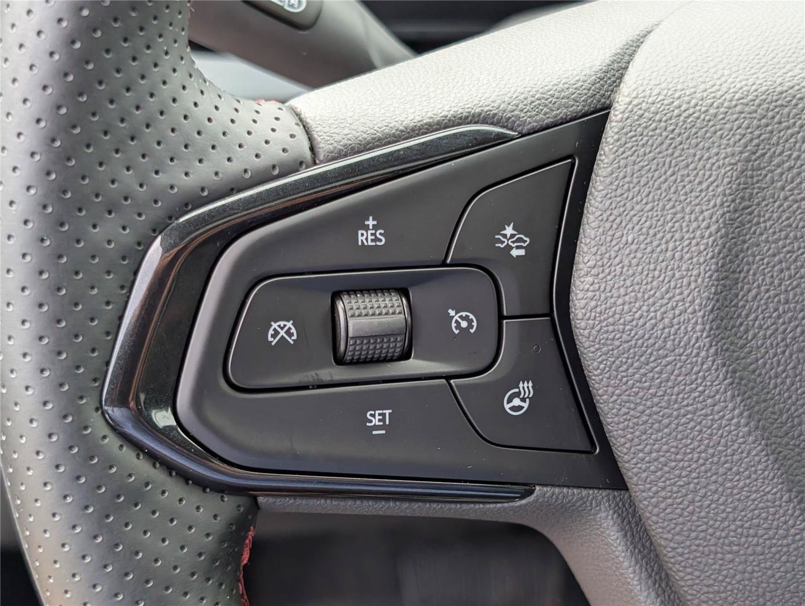 Used 2024 Chevrolet Trax RS w/ Sunroof Package FWD image 21