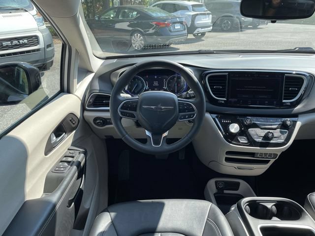 Used 2024 Chrysler Pacifica Touring-L FWD image 14