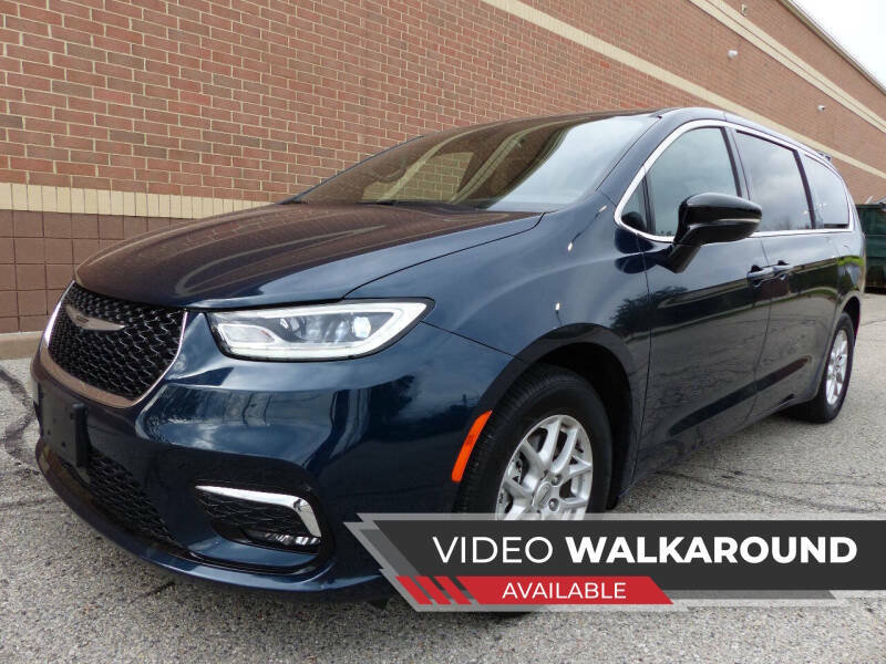 Used 2025 Chrysler Pacifica Select