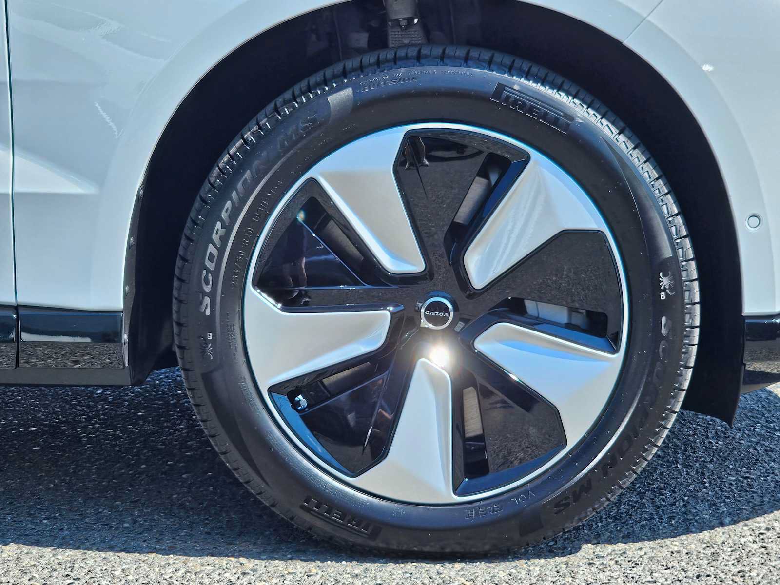 New 2025 Volvo EX90 Plus AWD/4WD image 9