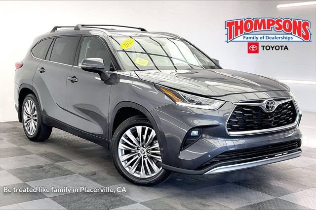 Used 2022 Toyota Highlander Platinum FWD image 1