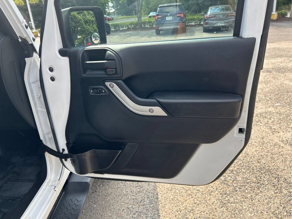 Used 2015 Jeep Wrangler Unlimited Sahara w/ Max Tow Package AWD/4WD image 27