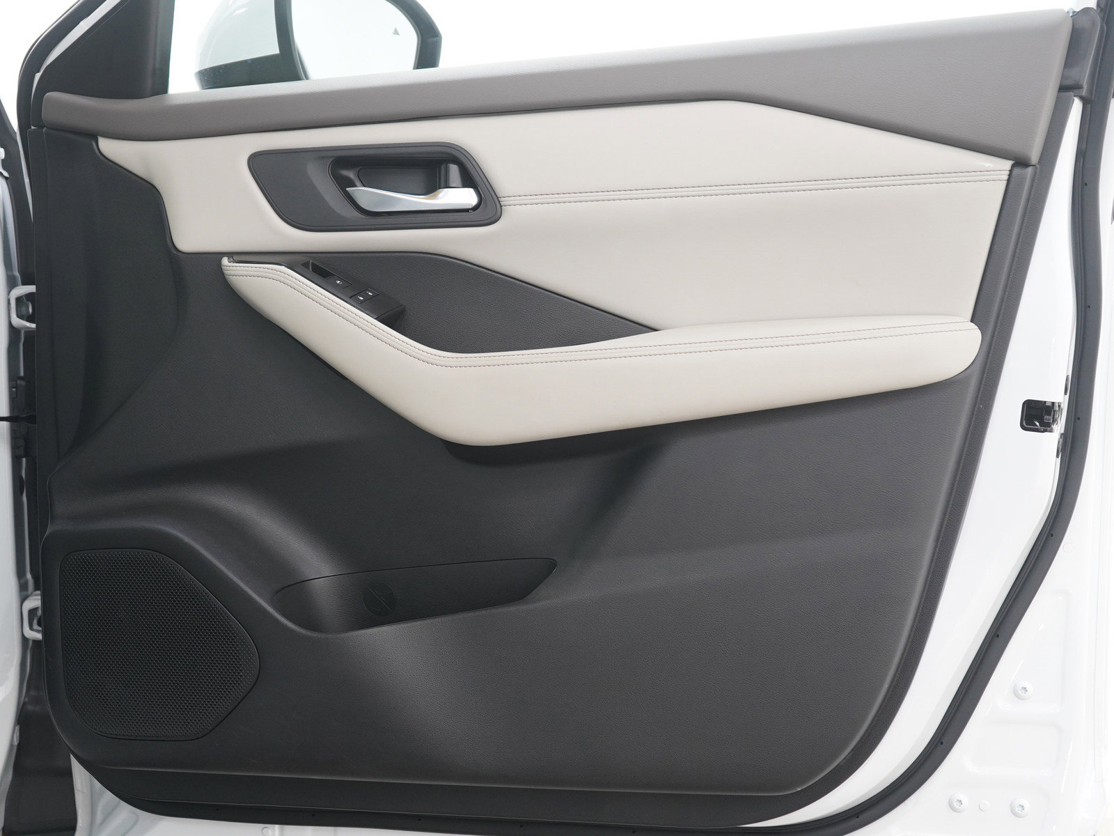 Used 2025 Nissan Rogue SV w/ SV Premium Package image 9