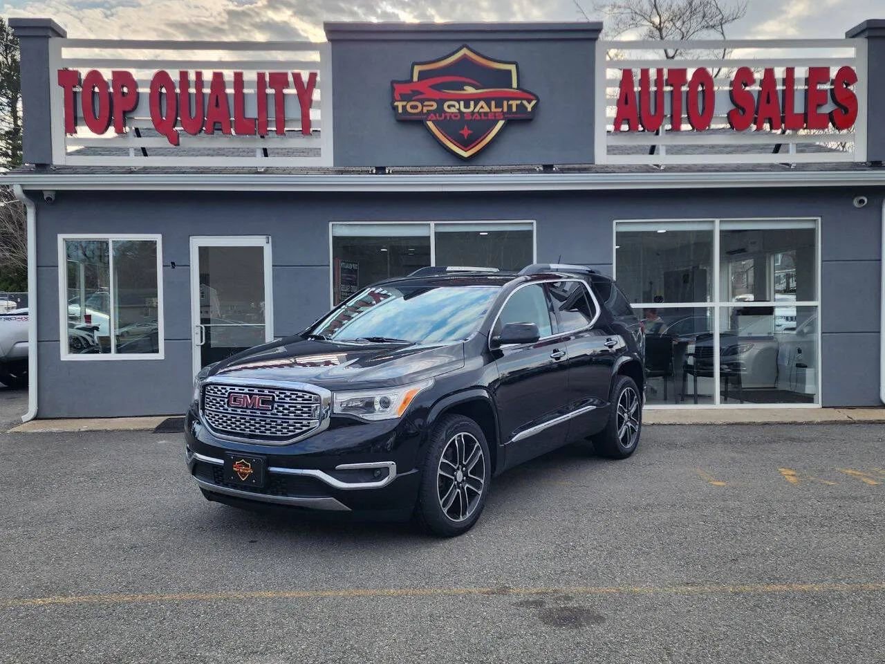 Used 2019 GMC Acadia Denali w/ Technology Package AWD/4WD image 1