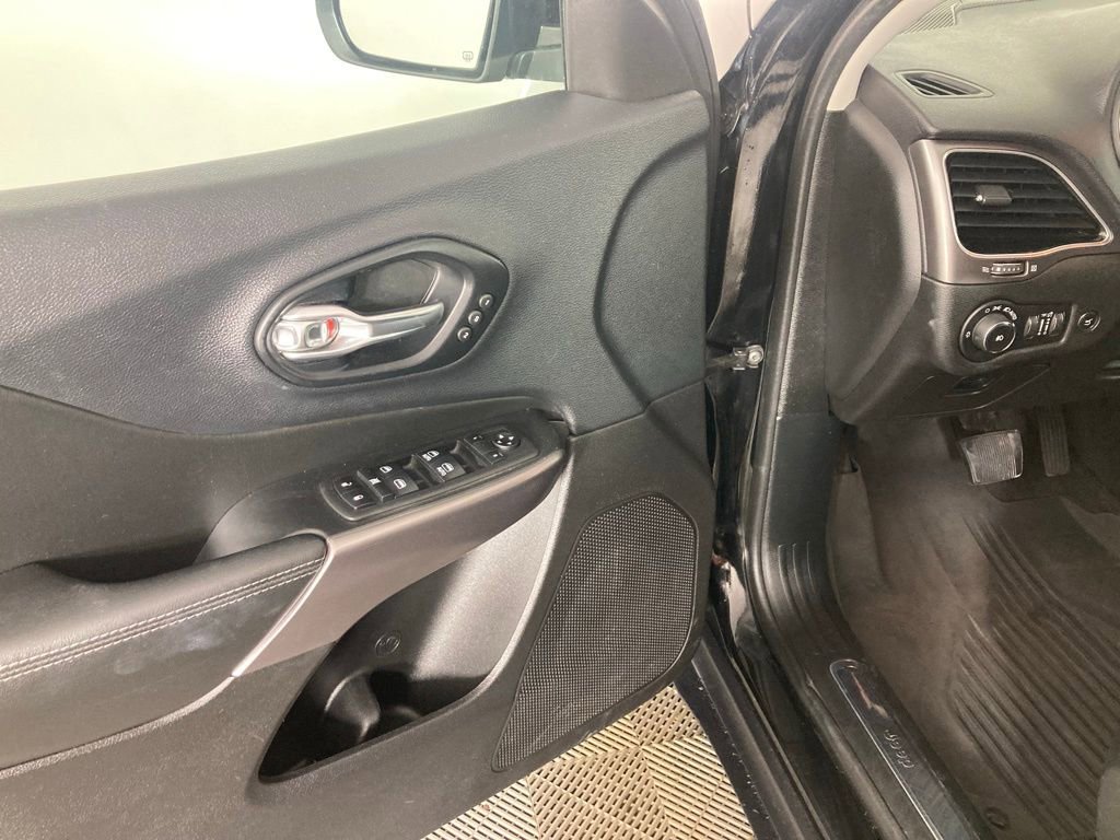 Used 2019 Jeep Cherokee Limited image 12