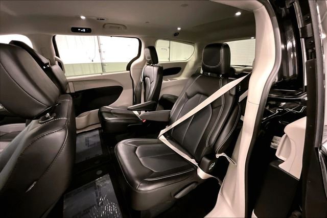 Used 2024 Chrysler Pacifica Touring-L image 23