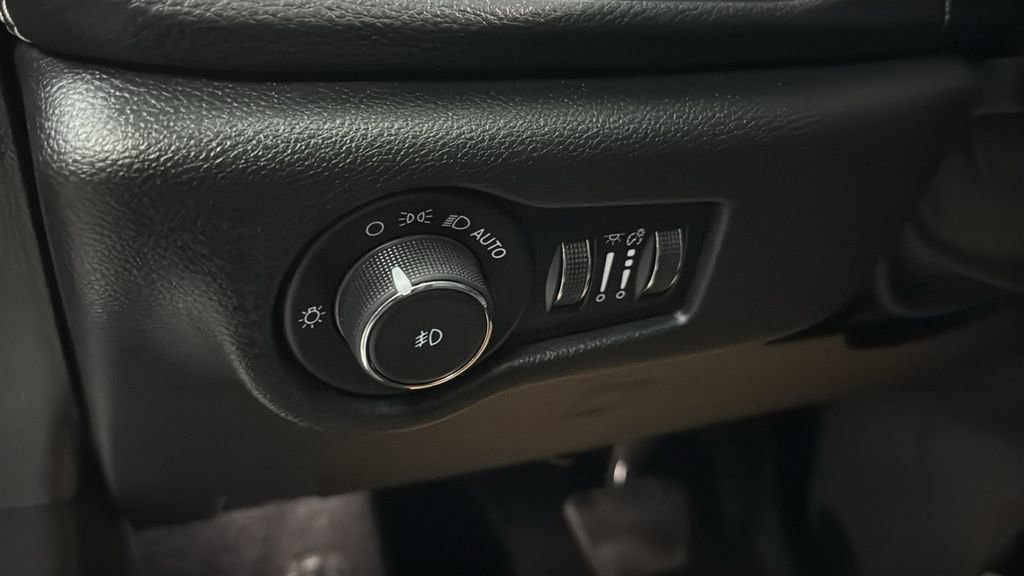 Used 2023 Chrysler Pacifica Limited w/ Uconnect Theater Family Group FWD image 22