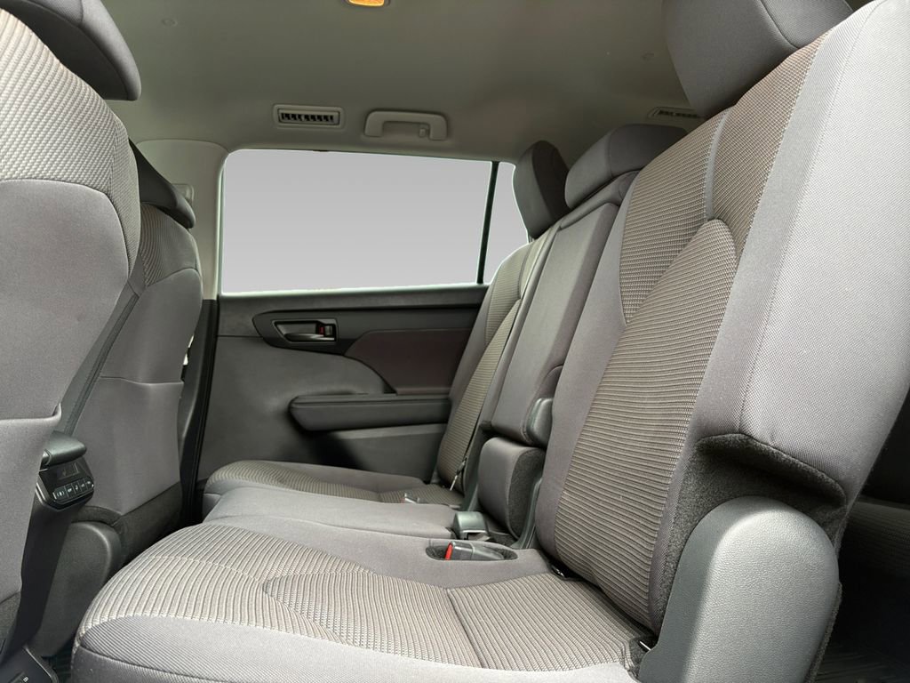 Used 2024 Toyota Highlander LE AWD/4WD image 4