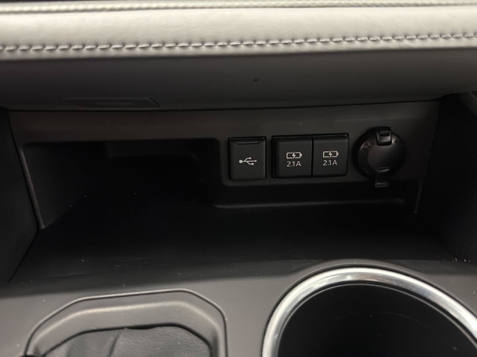 Used 2021 Toyota Highlander XLE AWD/4WD image 14