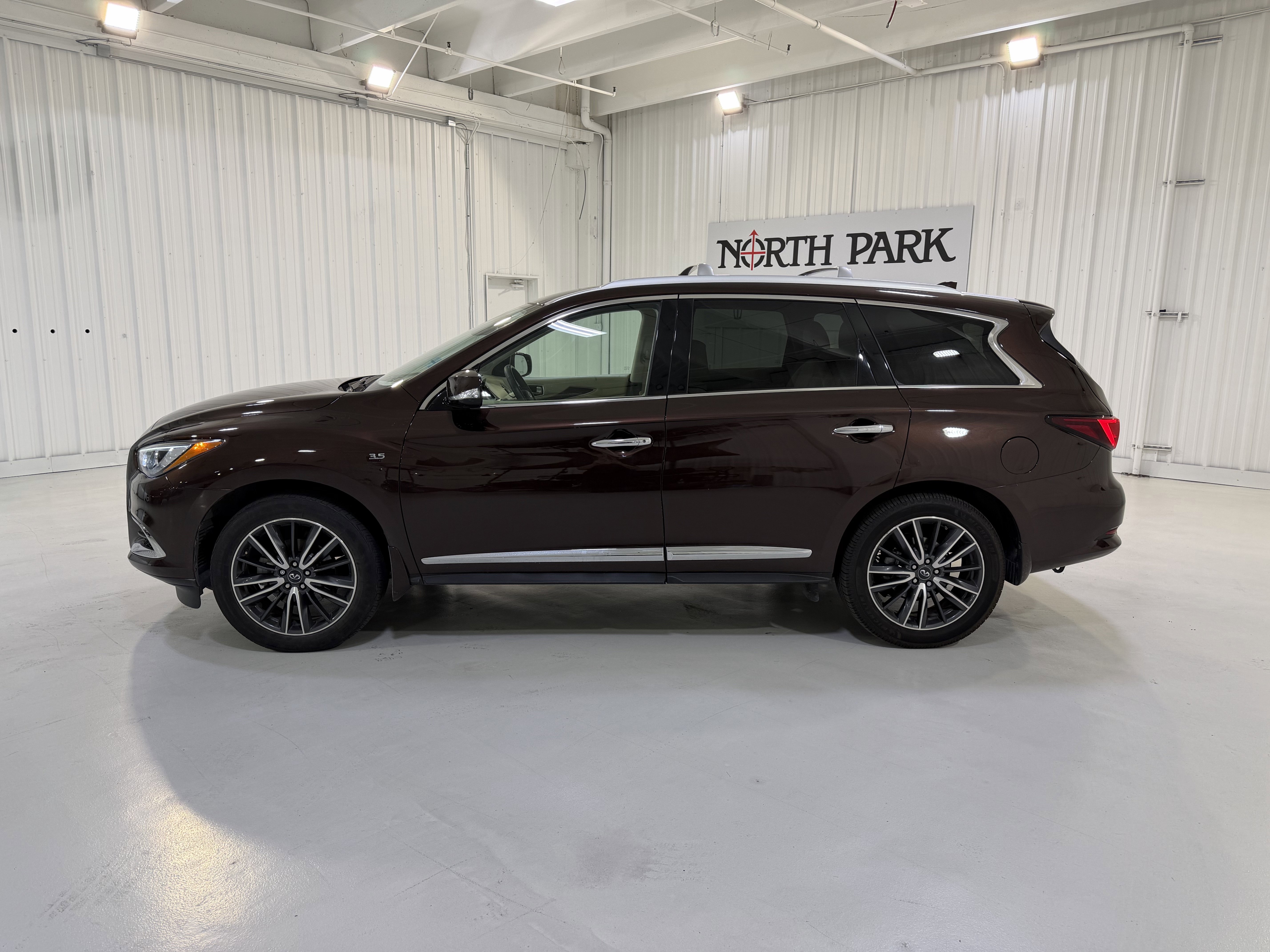 Used 2020 INFINITI QX60 Luxe w/ Sensory Package FWD image 2