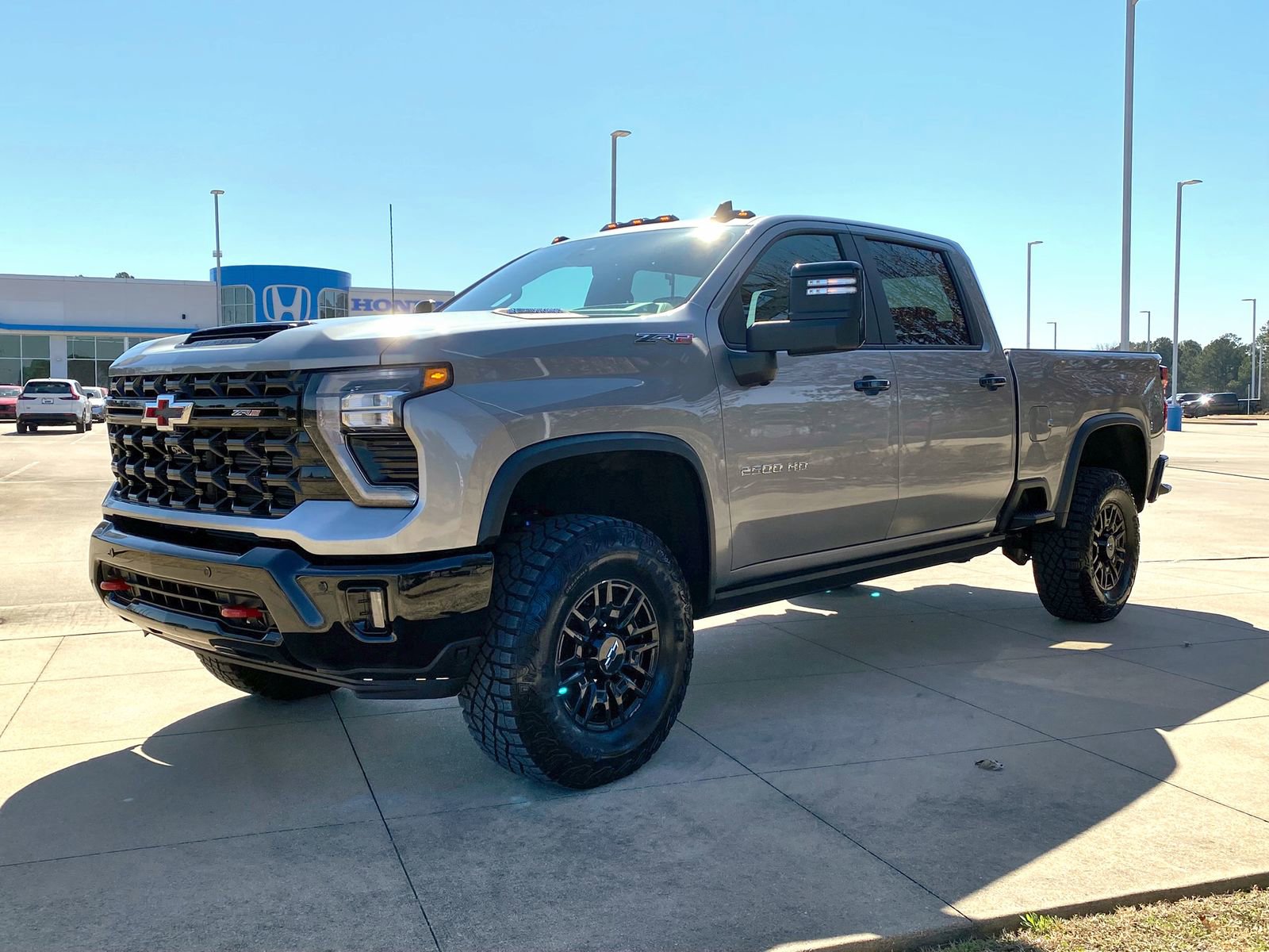 Used 2025 Chevrolet Silverado 2500 ZR2 w/ Technology Package image 3