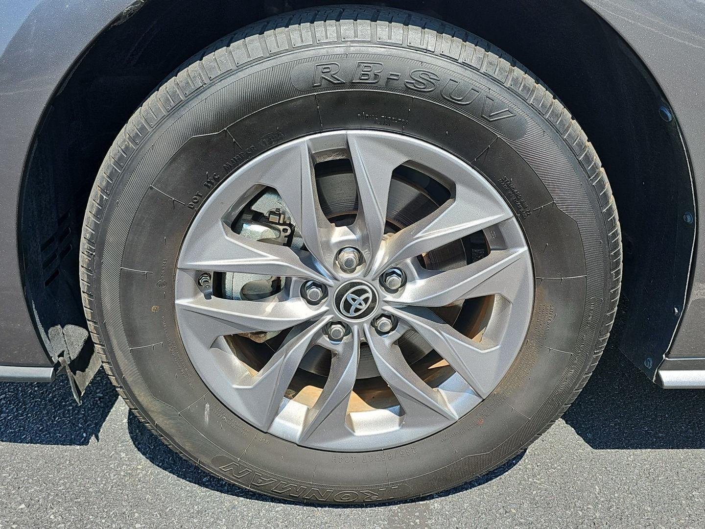 Used 2024 Toyota Sienna XLE FWD image 4