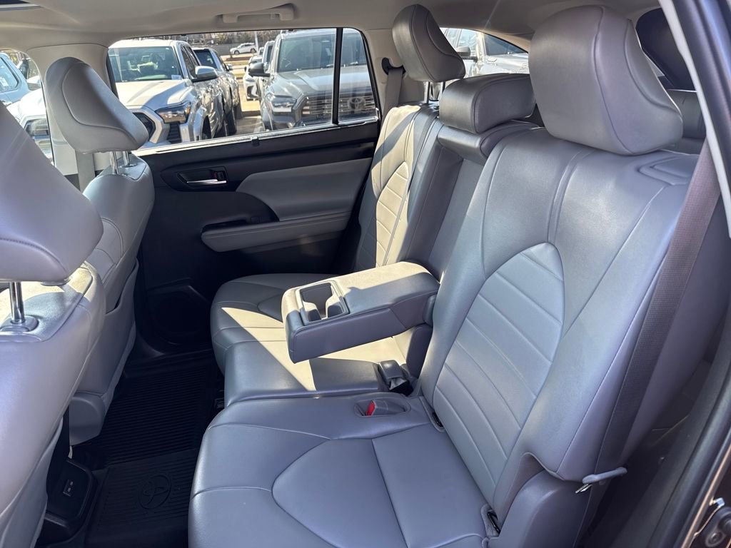 Used 2022 Toyota Highlander XLE image 35