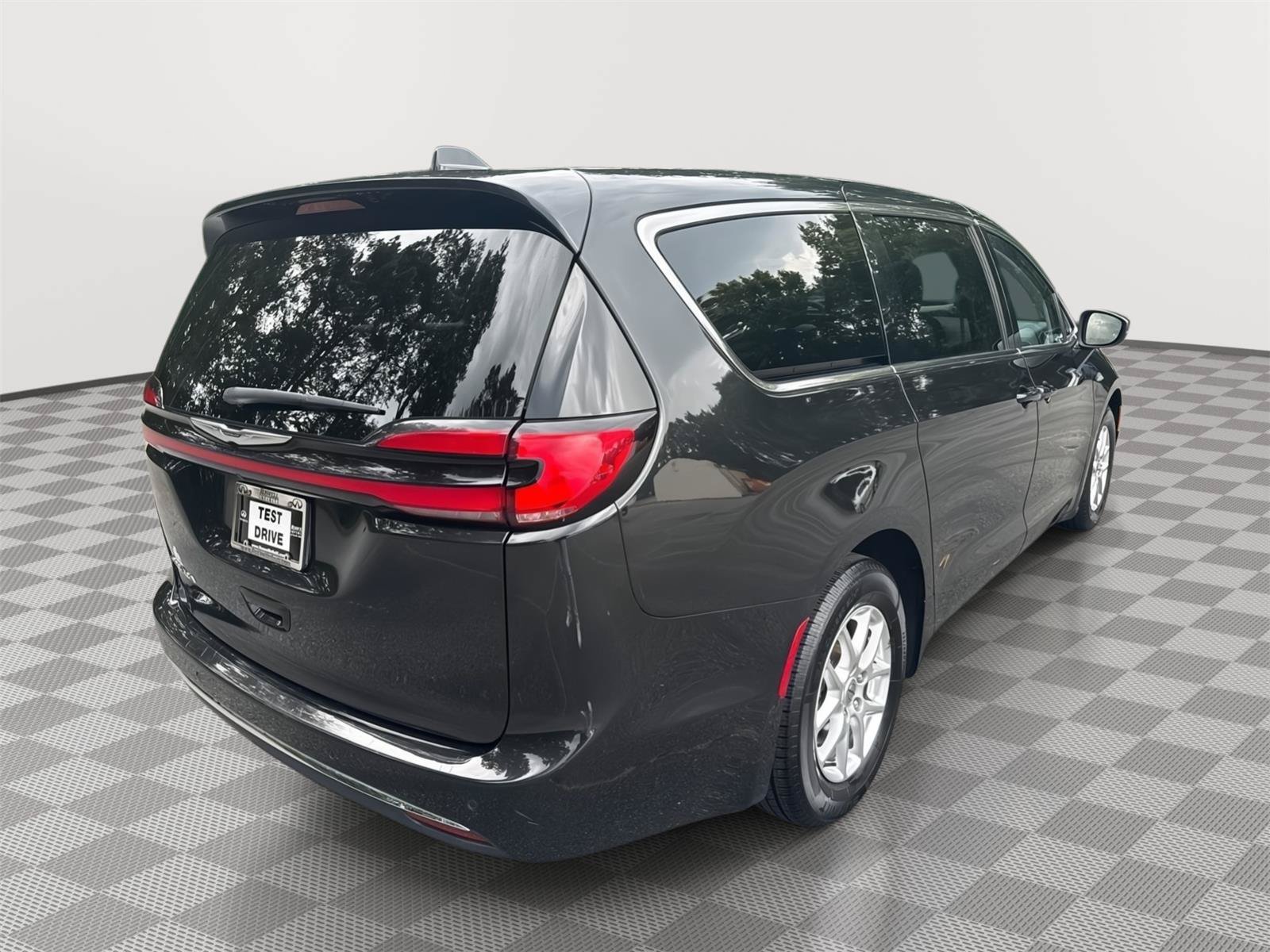Used 2023 Chrysler Pacifica Touring-L FWD image 5