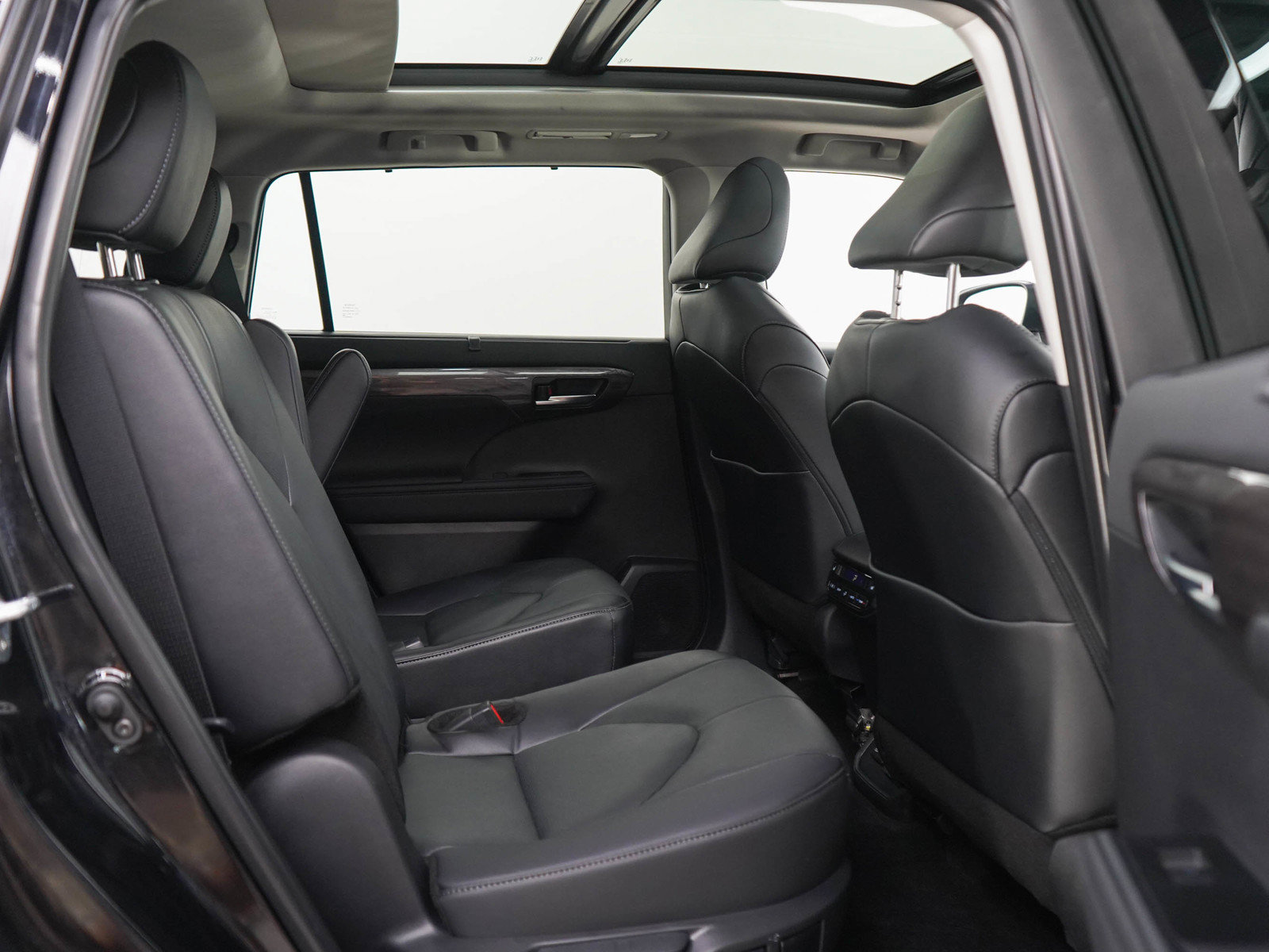 Used 2025 Toyota Highlander Platinum AWD/4WD image 12