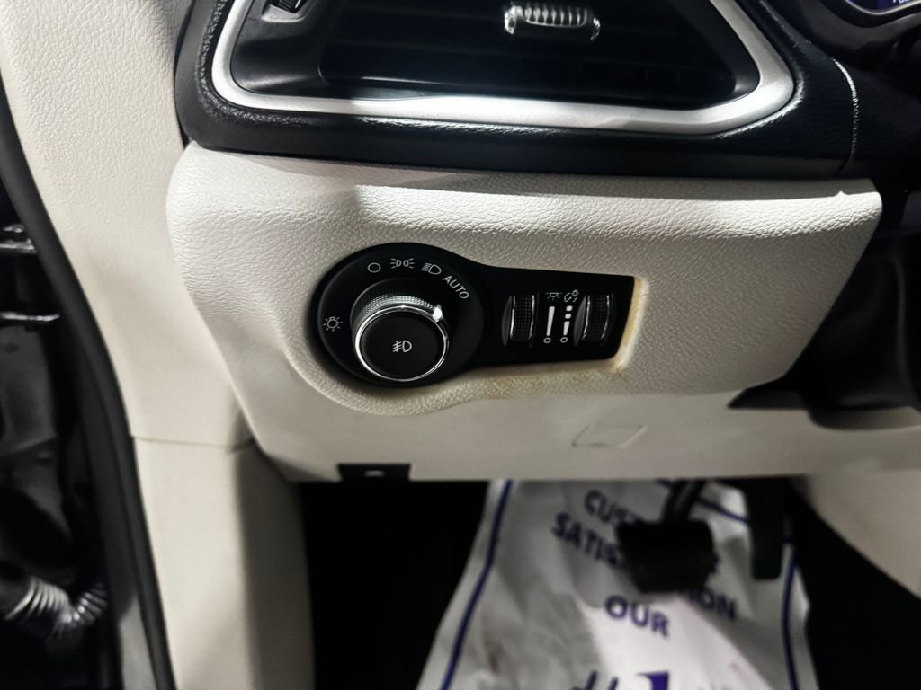 Used 2020 Chrysler Pacifica Touring-L FWD image 34
