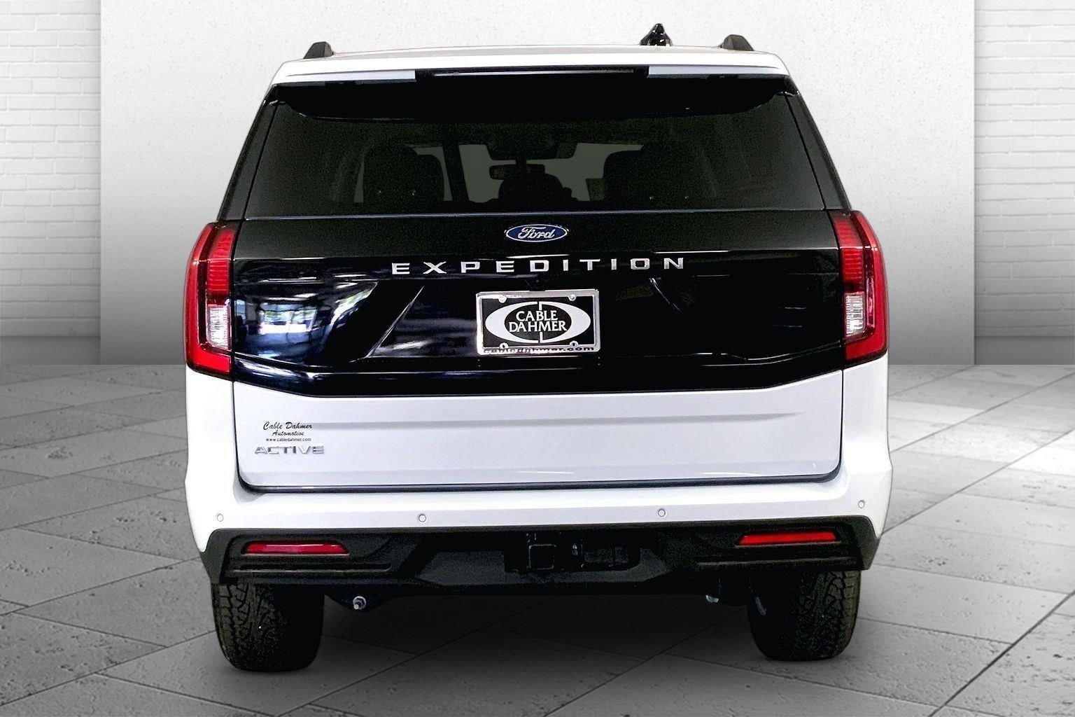 Used 2025 Ford Expedition Active AWD/4WD image 3