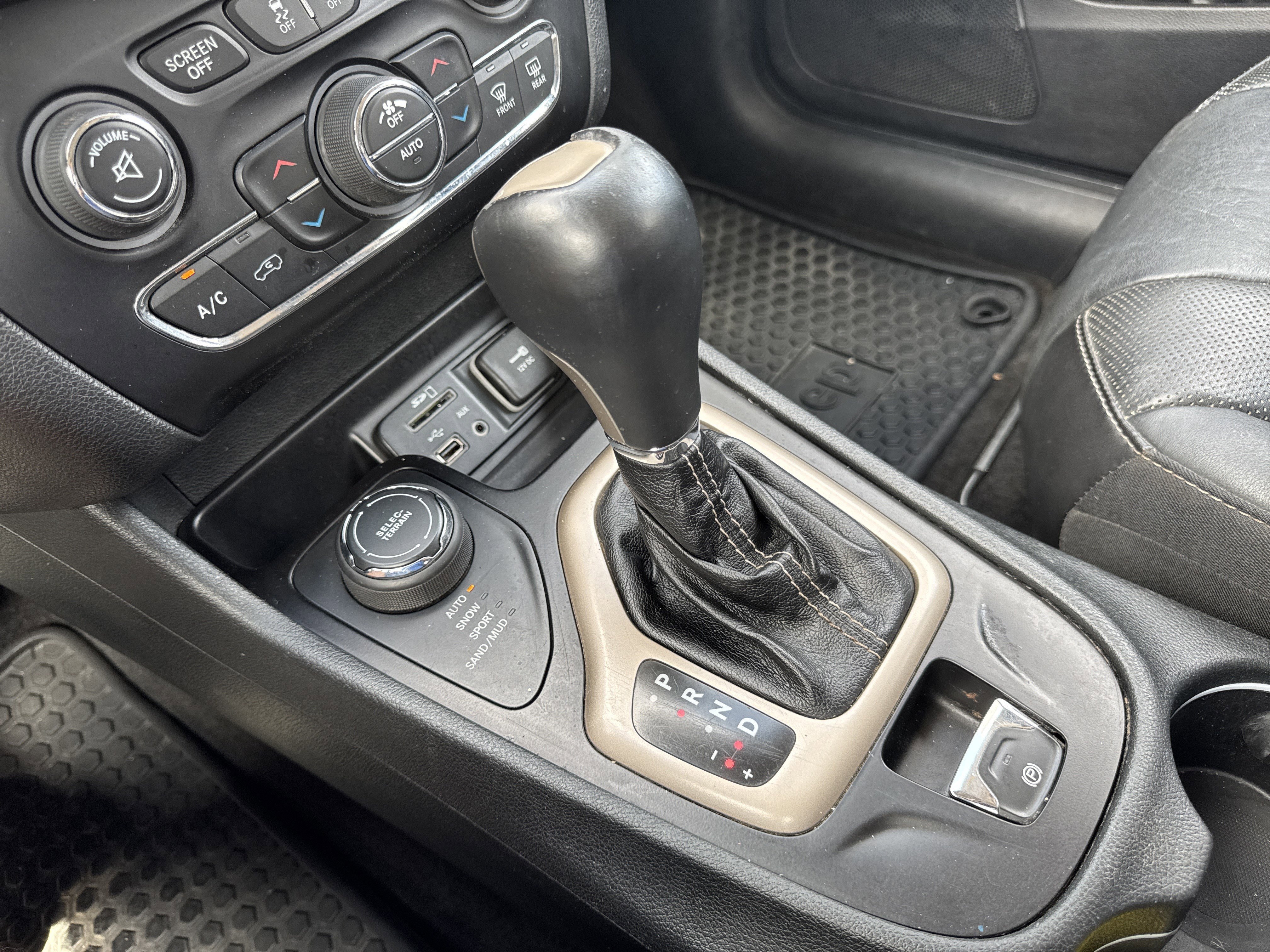 Used 2015 Jeep Cherokee Limited w/ Luxury Group AWD/4WD image 22