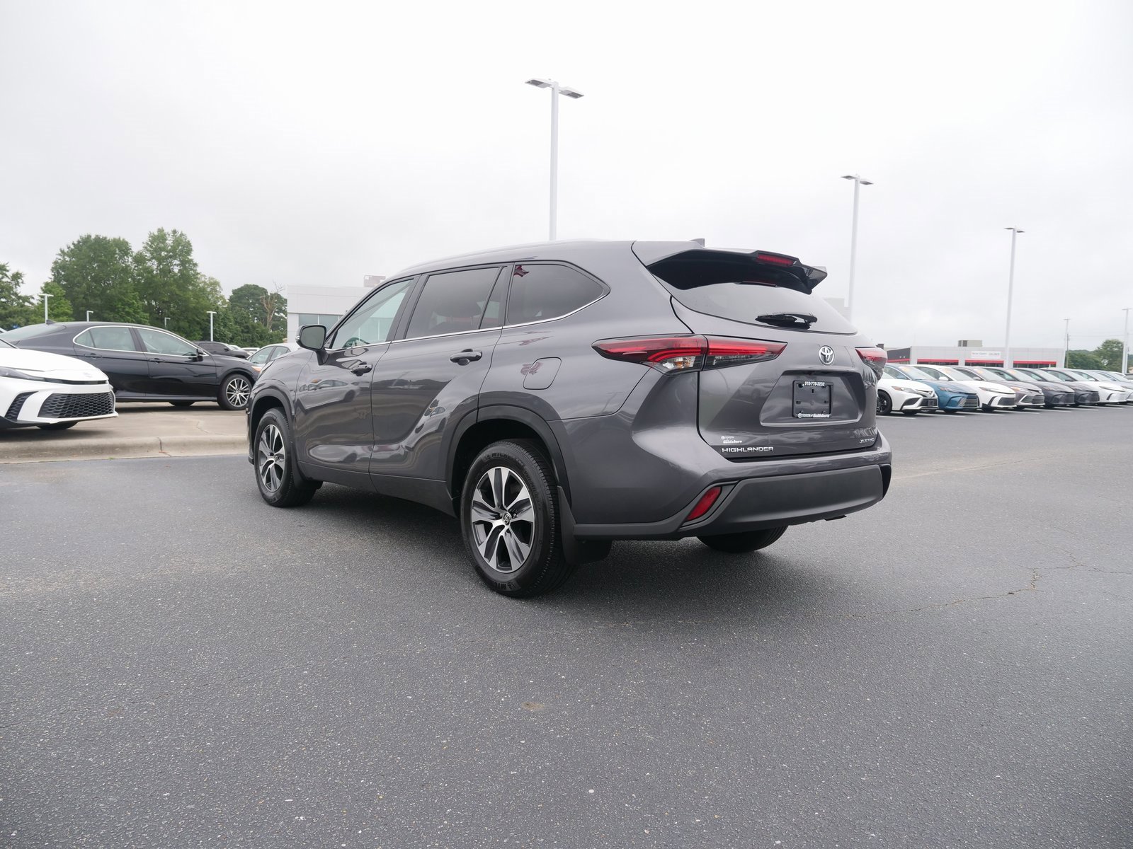 Used 2024 Toyota Highlander XLE image 6