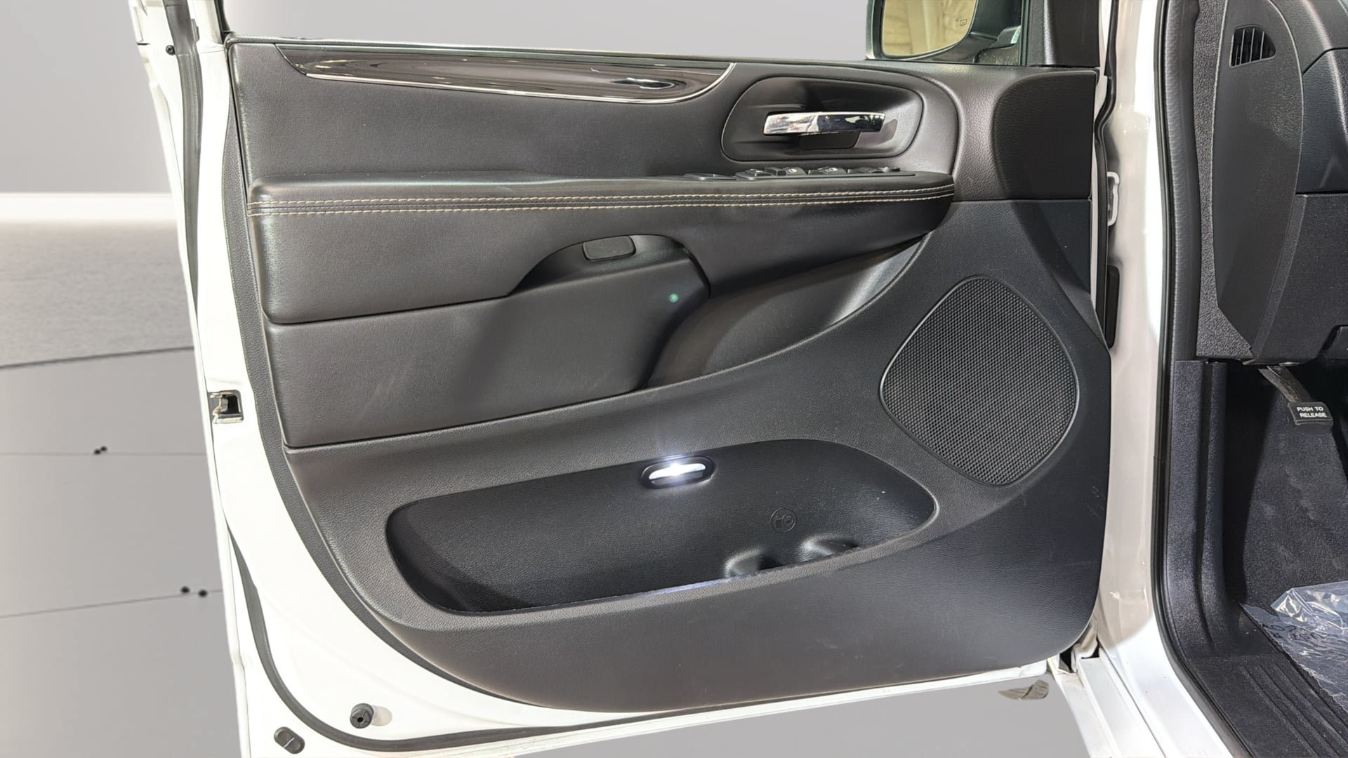 Used 2018 Dodge Grand Caravan SE FWD image 21